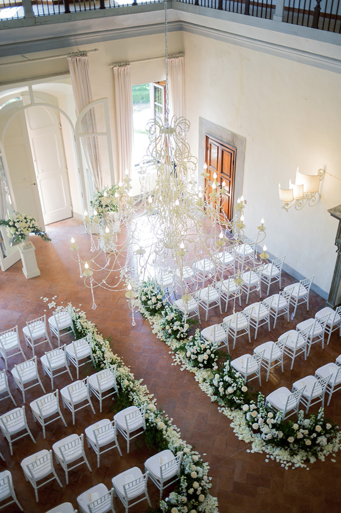 Pure white and sparkling blessing in Villa Ulignano Tuscany