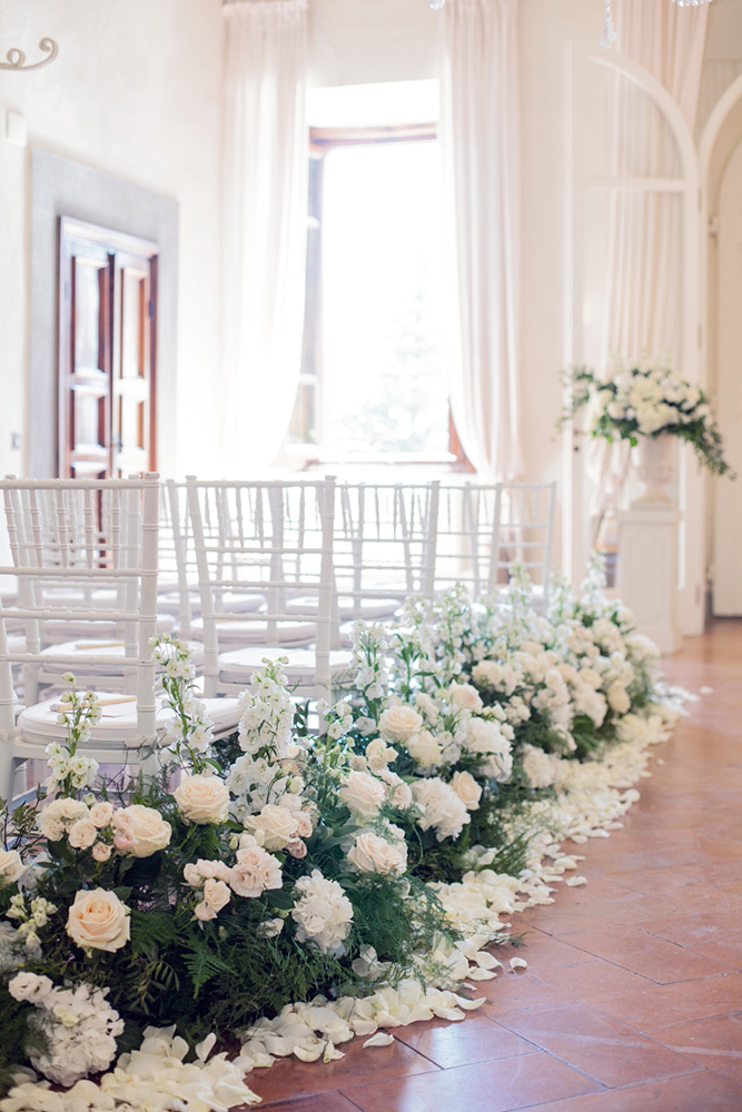 Pure white and sparkling blessing in Villa Ulignano Tuscany