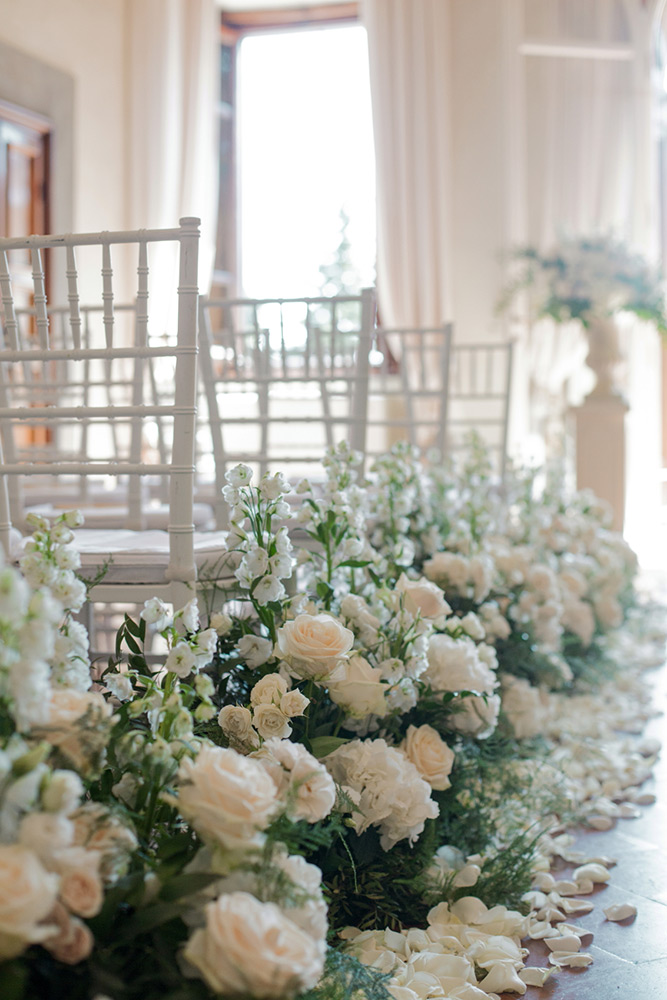 Pure white and sparkling blessing in Villa Ulignano Tuscany