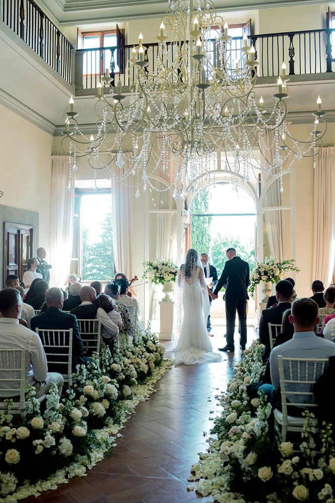 Pure white and sparkling blessing in Villa Ulignano Tuscany