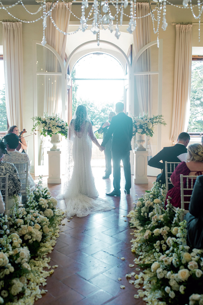 Pure white and sparkling blessing in Villa Ulignano Tuscany