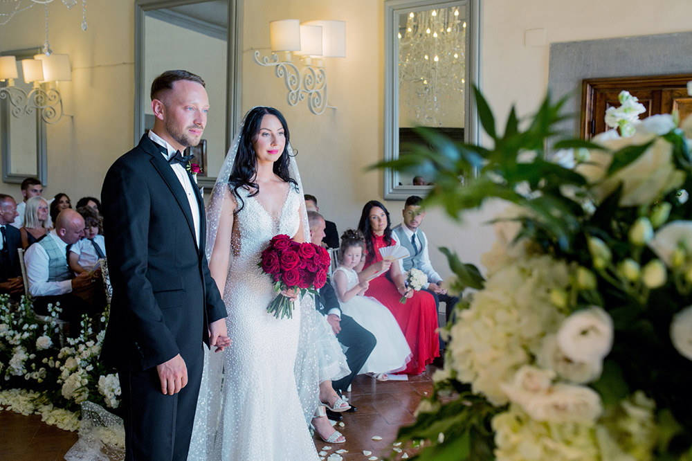 Pure white and sparkling blessing in Villa Ulignano Tuscany