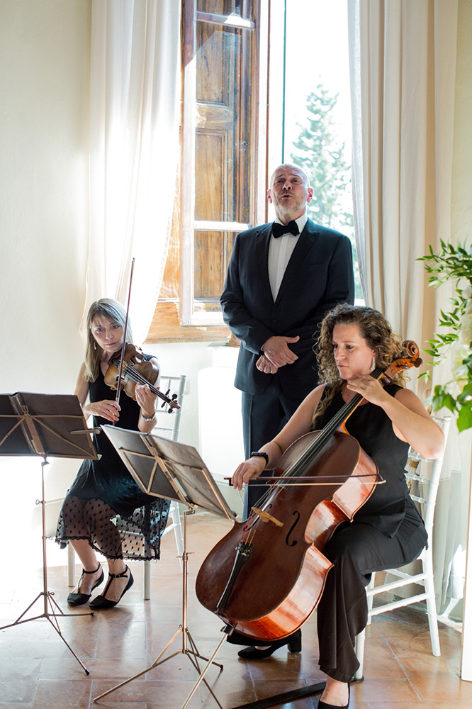 Pure white and sparkling blessing in Villa Ulignano Tuscany