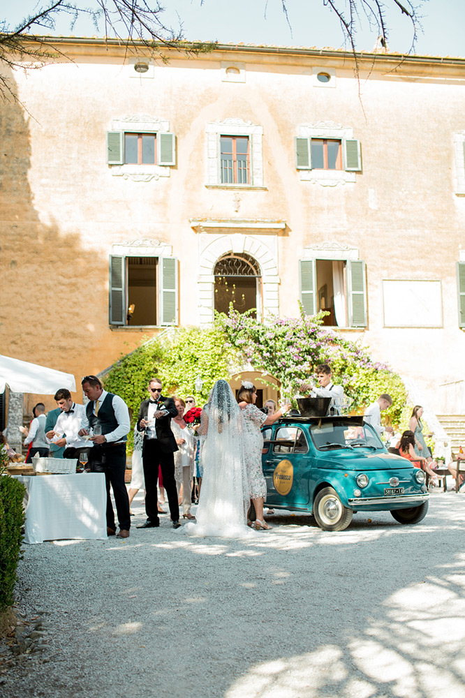 Pure white and sparkling blessing in Villa Ulignano Tuscany