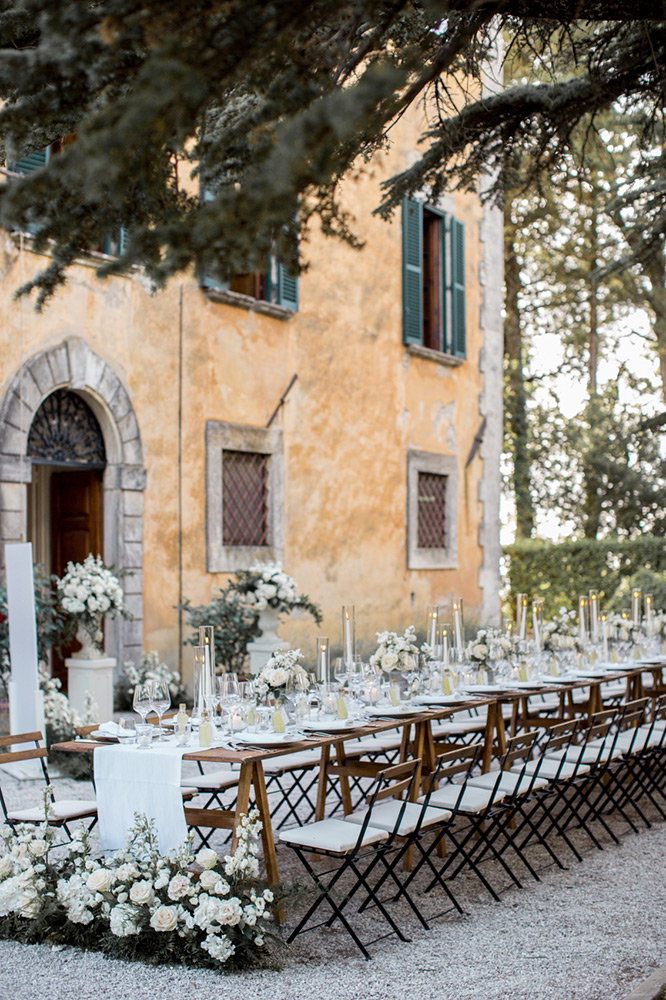 Pure white and sparkling blessing in Villa Ulignano Tuscany