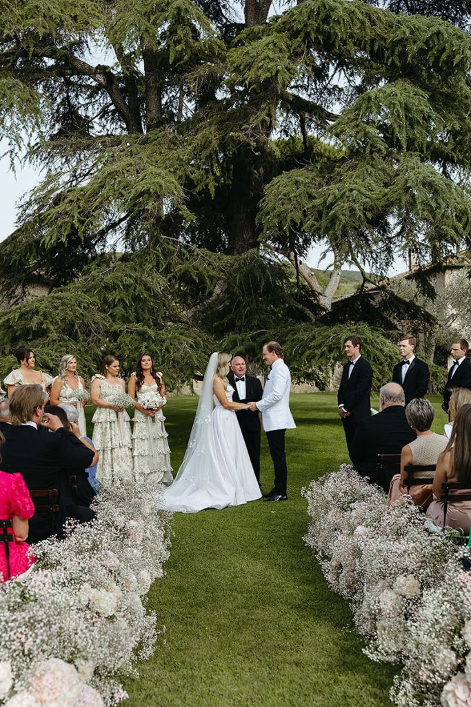 A soft white themed event in Southern Tuscany