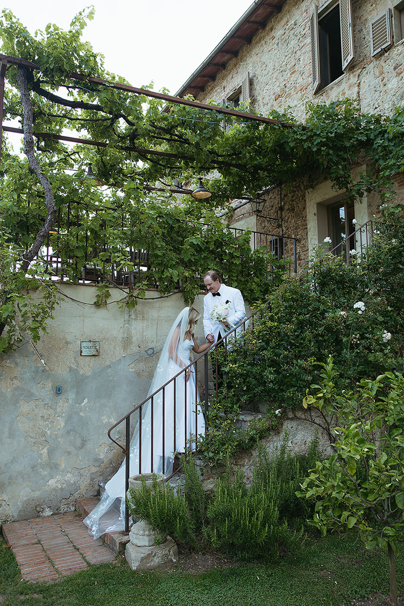 A soft white themed event in Southern Tuscany